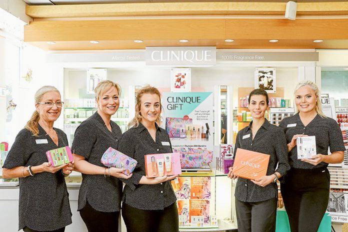 ADV---John-Anderson-Pharmacy CHIC SKIN WITH CLINIQUE… From left, John Anderson Pharmacy pharmacy assistants, Shelley Poliness, Renee O’Loughlin, clinic consultant, Vanessa Sabri, pharmacy assistants, Antonella Loverso and Hollie Johnston are excited to be presenting customers with this free Clinique gift set with every purchase of $60 or more. Photo: Katelyn Morse.
