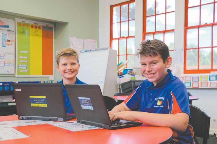 ED---ARDMONA-LAPTOP-LOVE-1