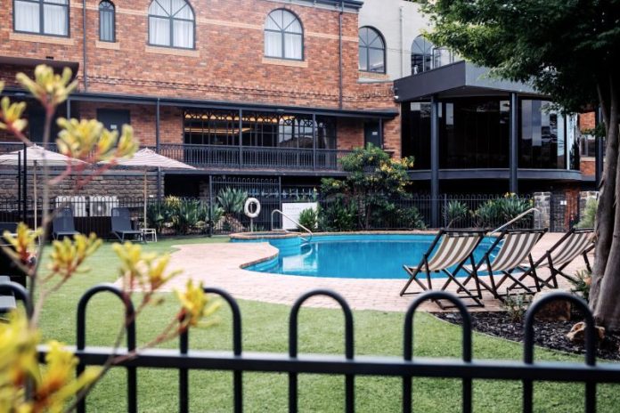 Pooltowardsbuilding_01476